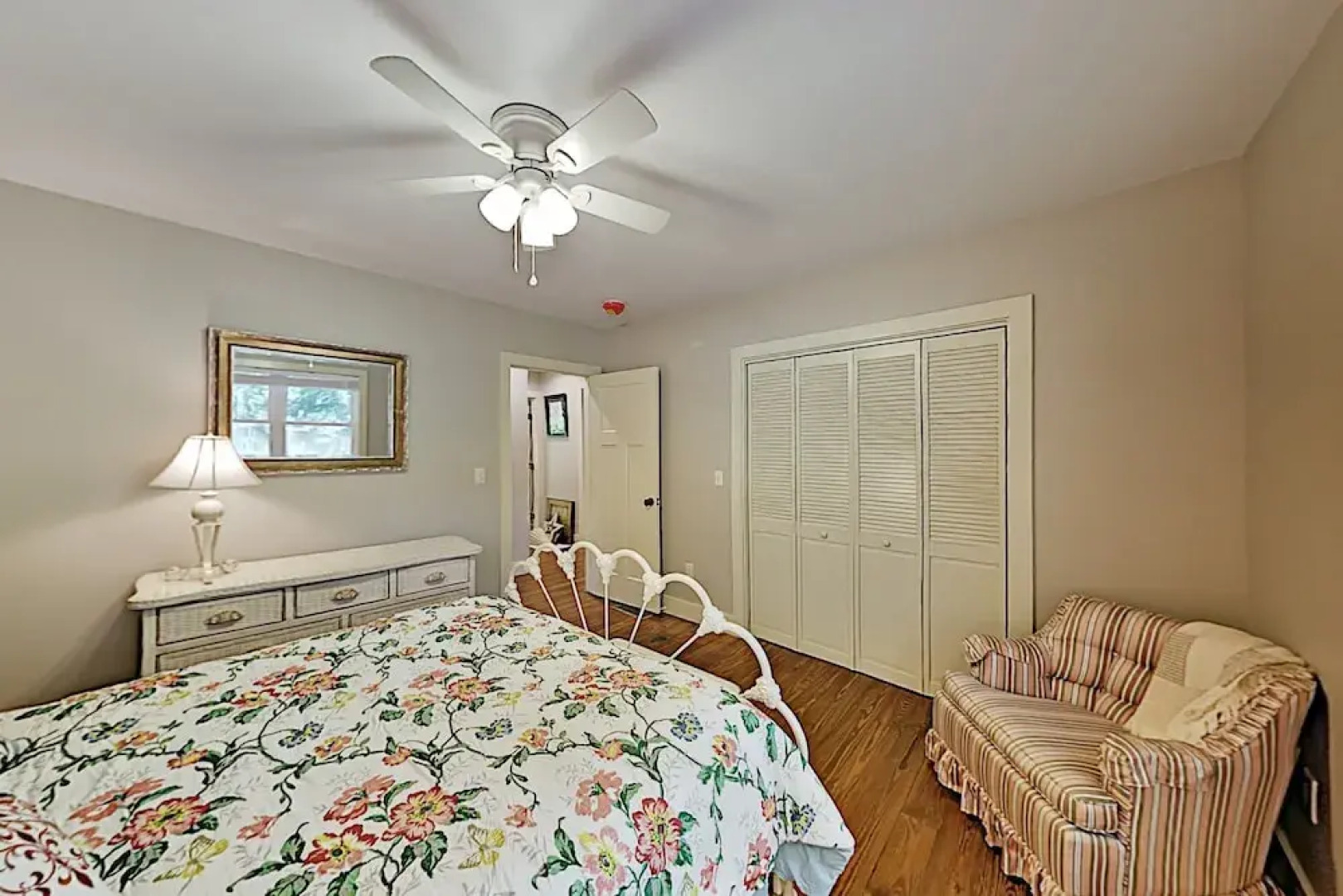 Charming Getaway W/ Luxe Interior & Screened Patio 2 Bedroom Cottage