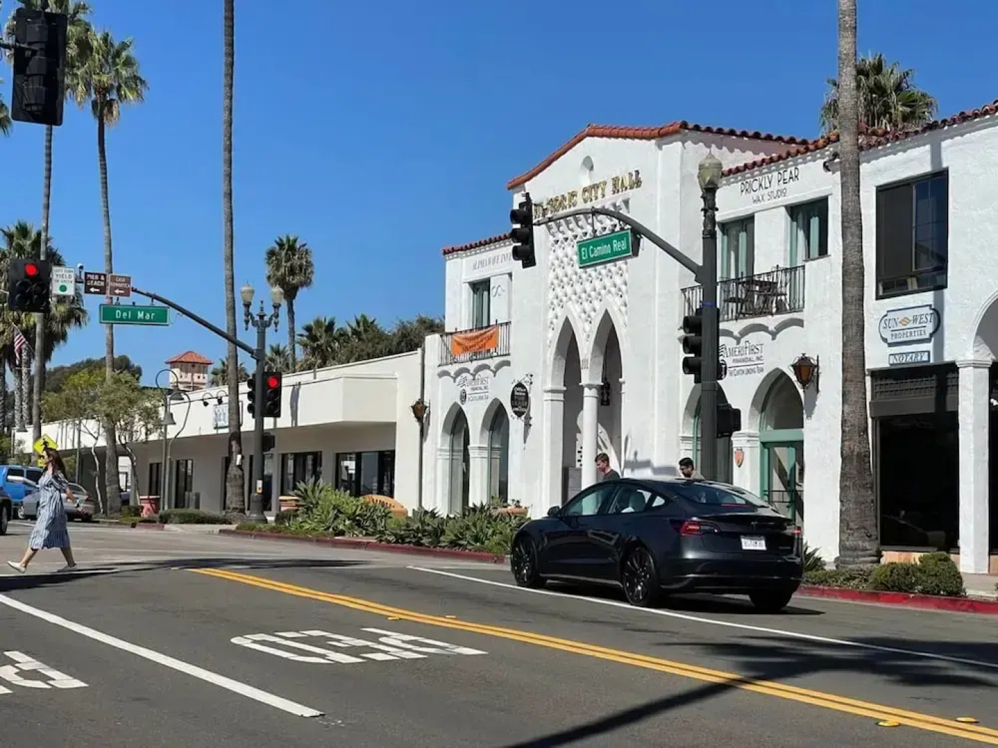 Walk to Beach - King Apt In 1 Area - AC