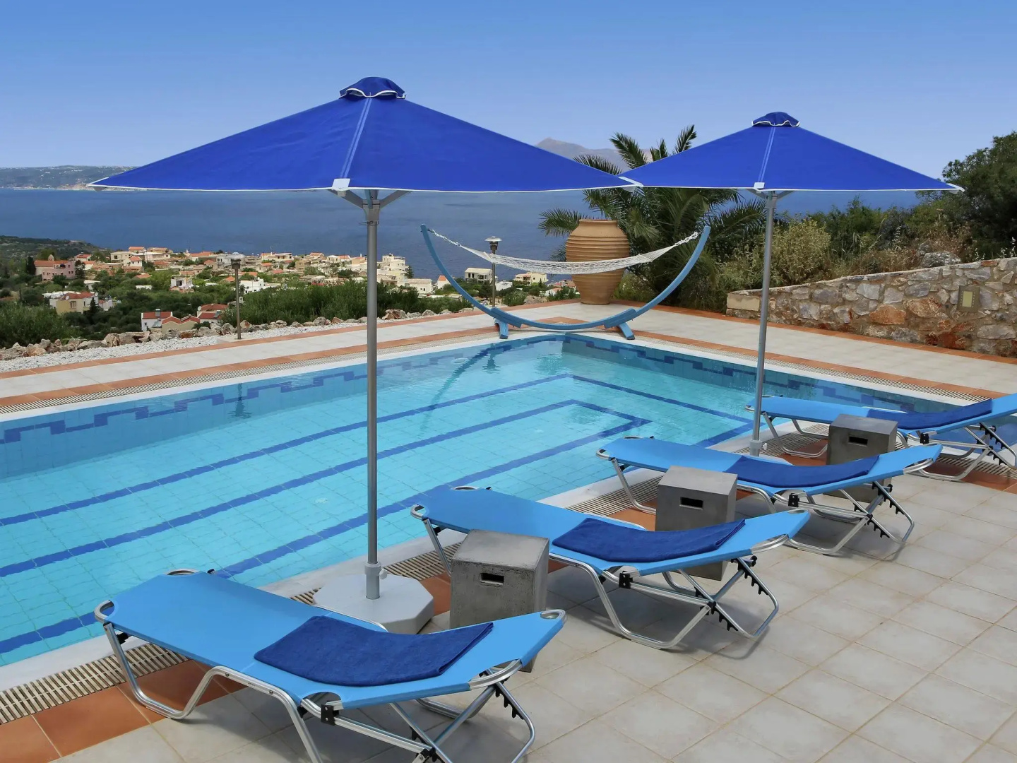 Fantastic luxe modern Villa, large garden, private pool, outdoor kitchen NW