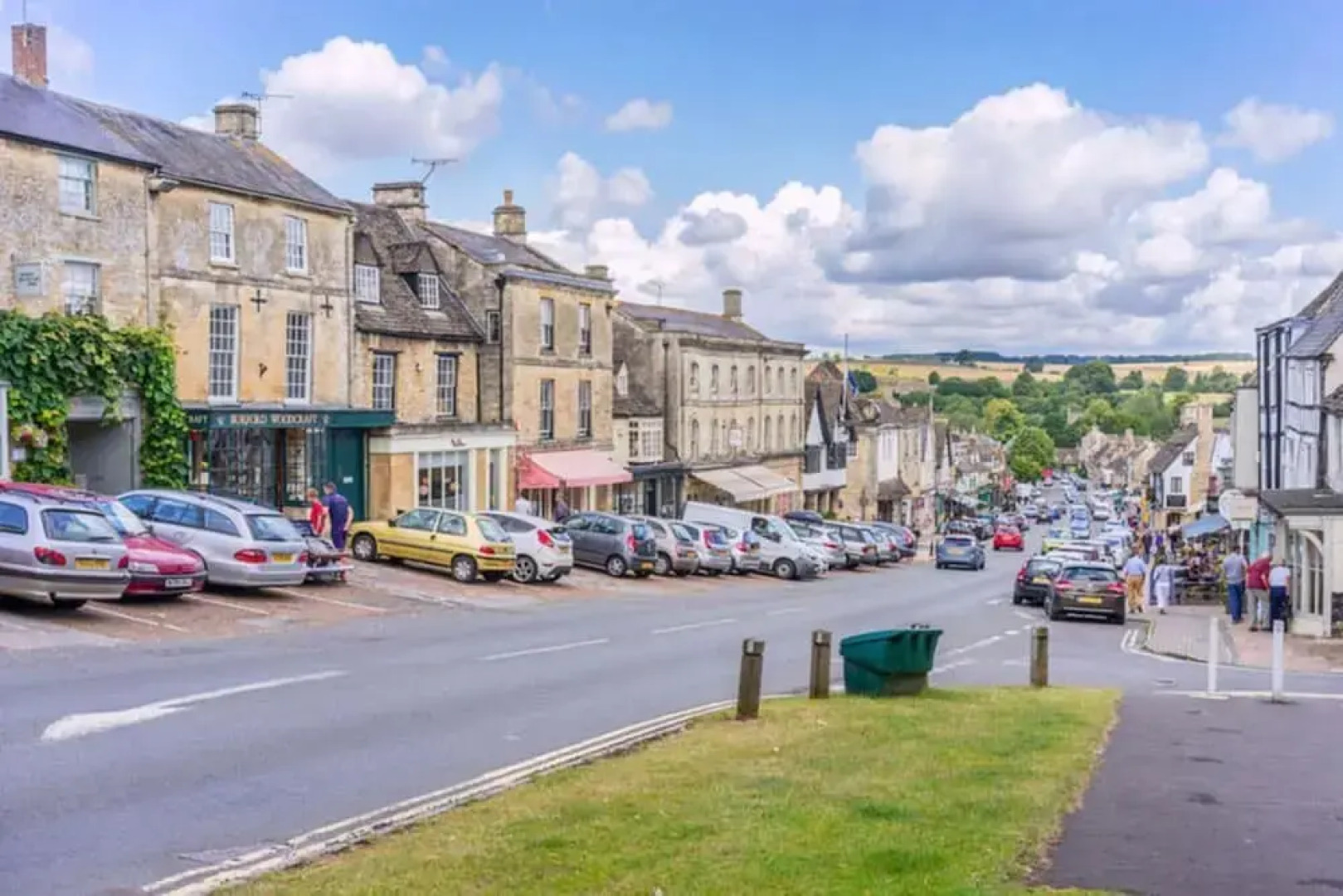 Stylish pet-friendly lakeside retreat in the Cotswold Water Park