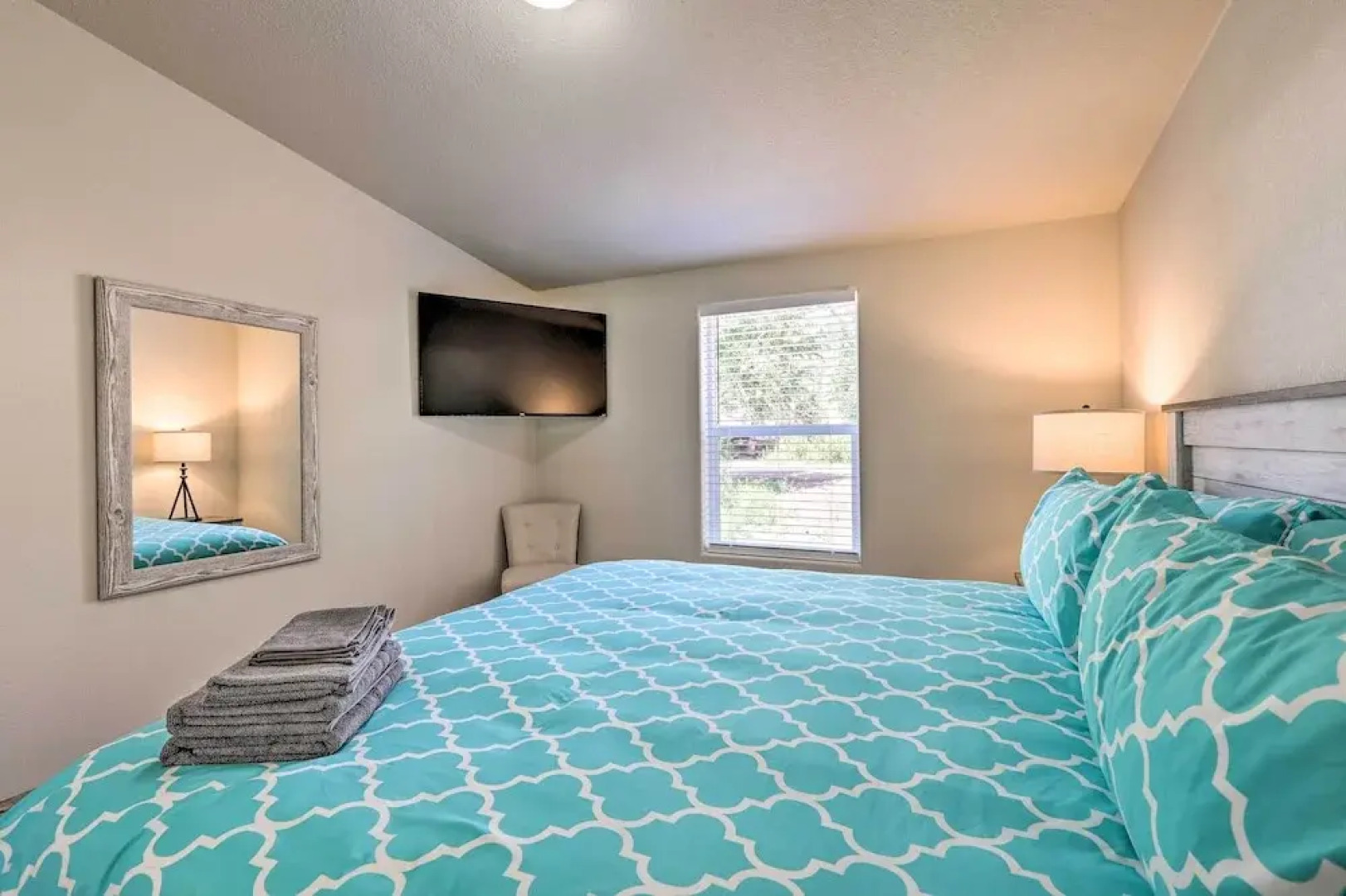 Bright & Modern Flagstaff Cottage Escape!