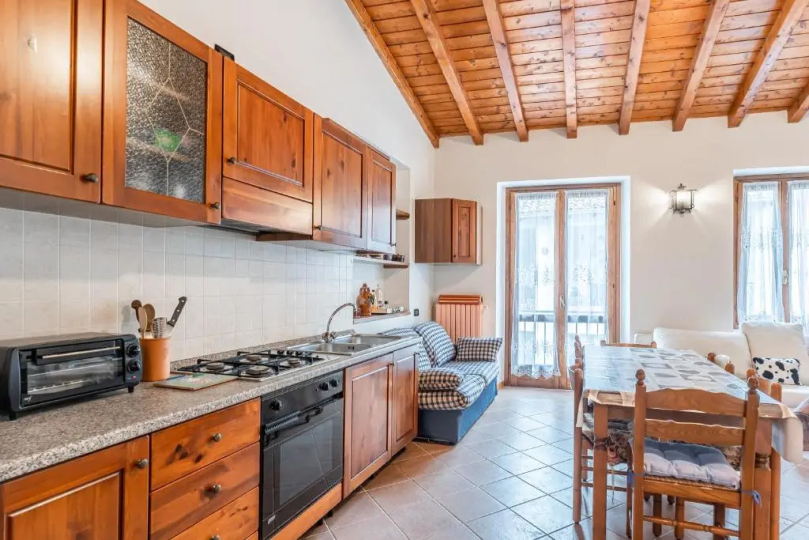 Pina's House - by Host4U