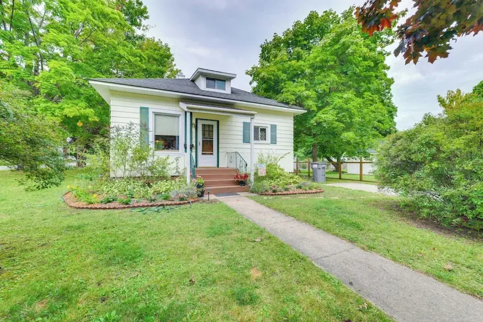 Walk to Lake Michigan: Pet-friendly Charlevoix Gem