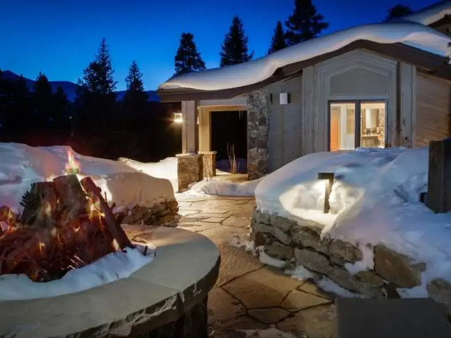 Royal Tiger Lodge (Private Home with Hot Tub)