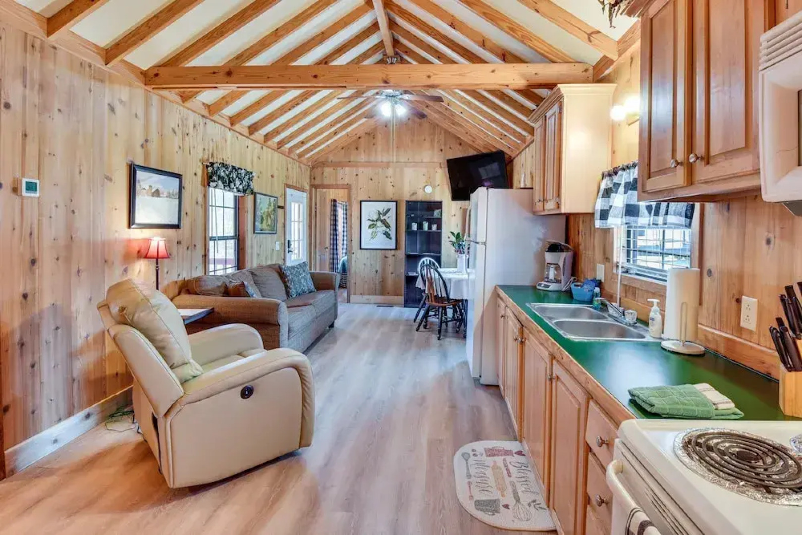 Cozy Dillard Cabin w/ Mountain Views & Pool Access