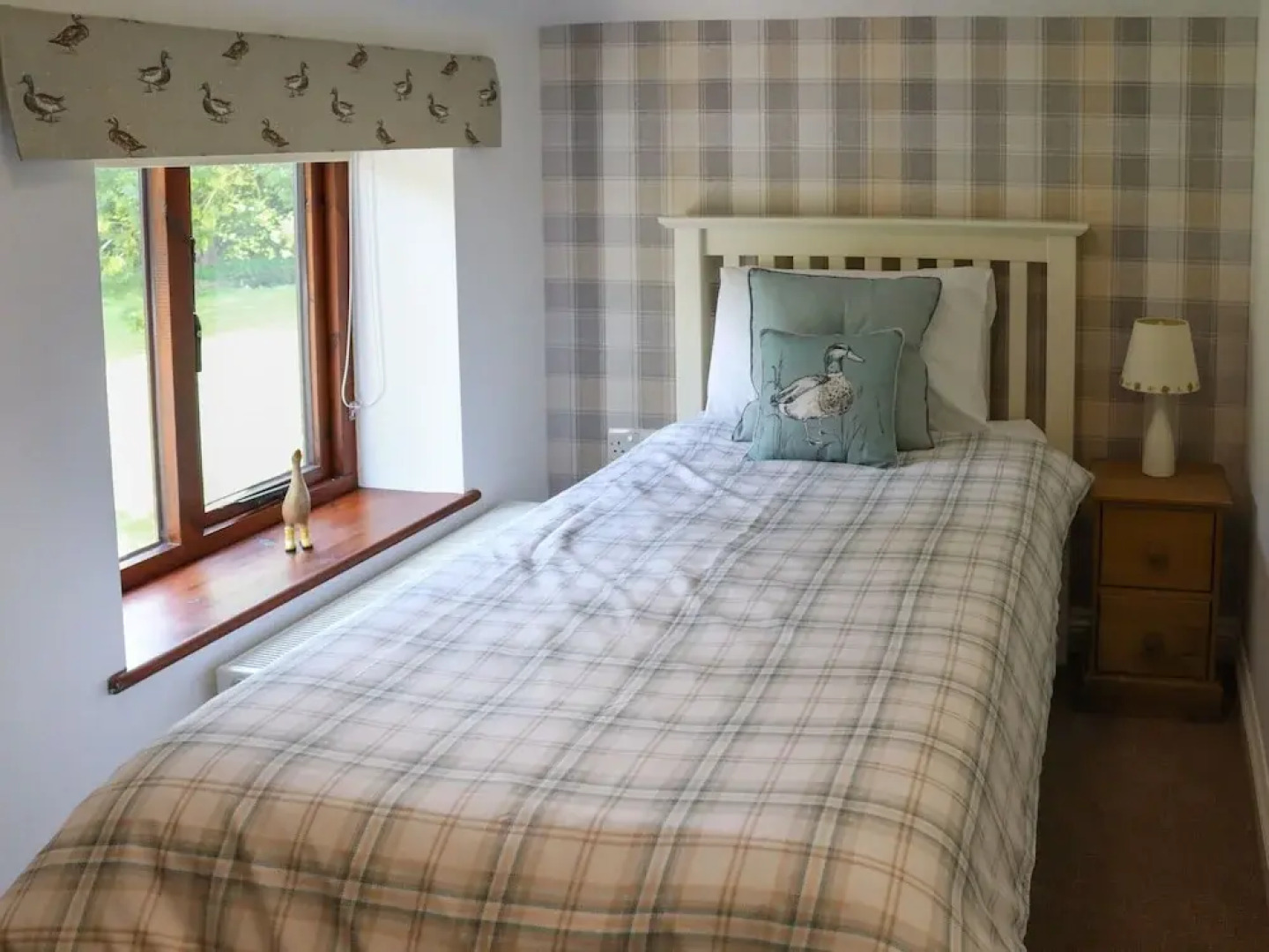 Beautiful, Spacious Cottage Offering Views of the River Nar