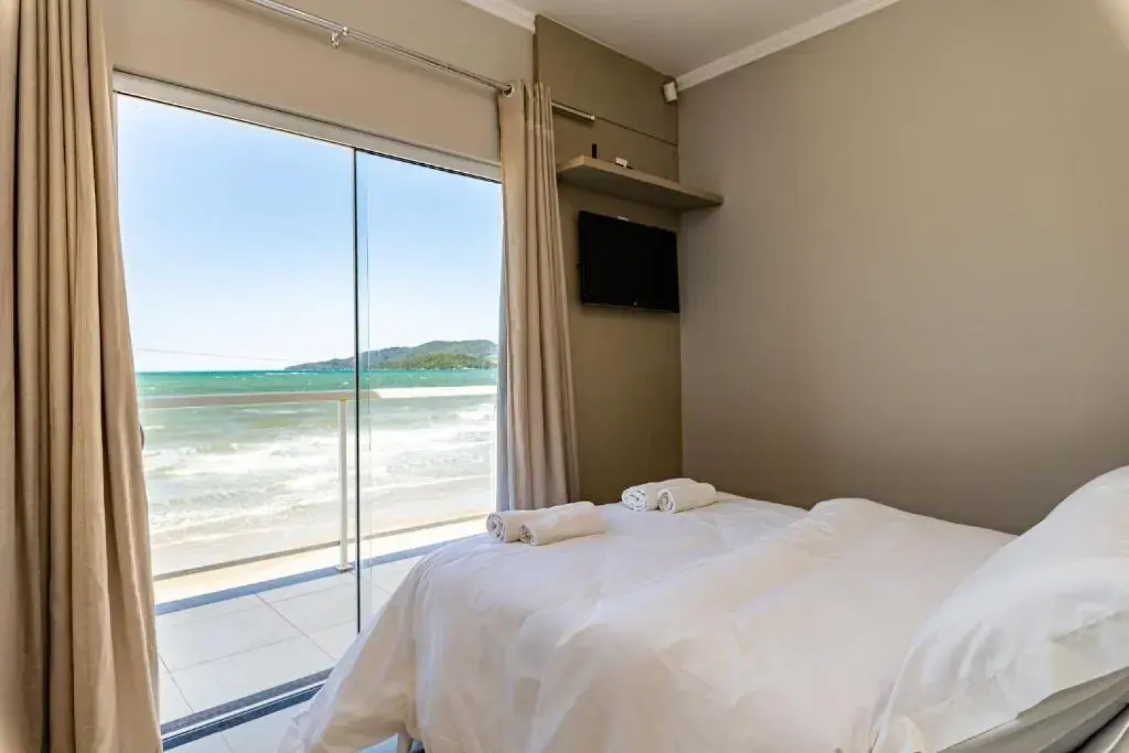 Duplex pé na areia com vista deslumbrante RAT001