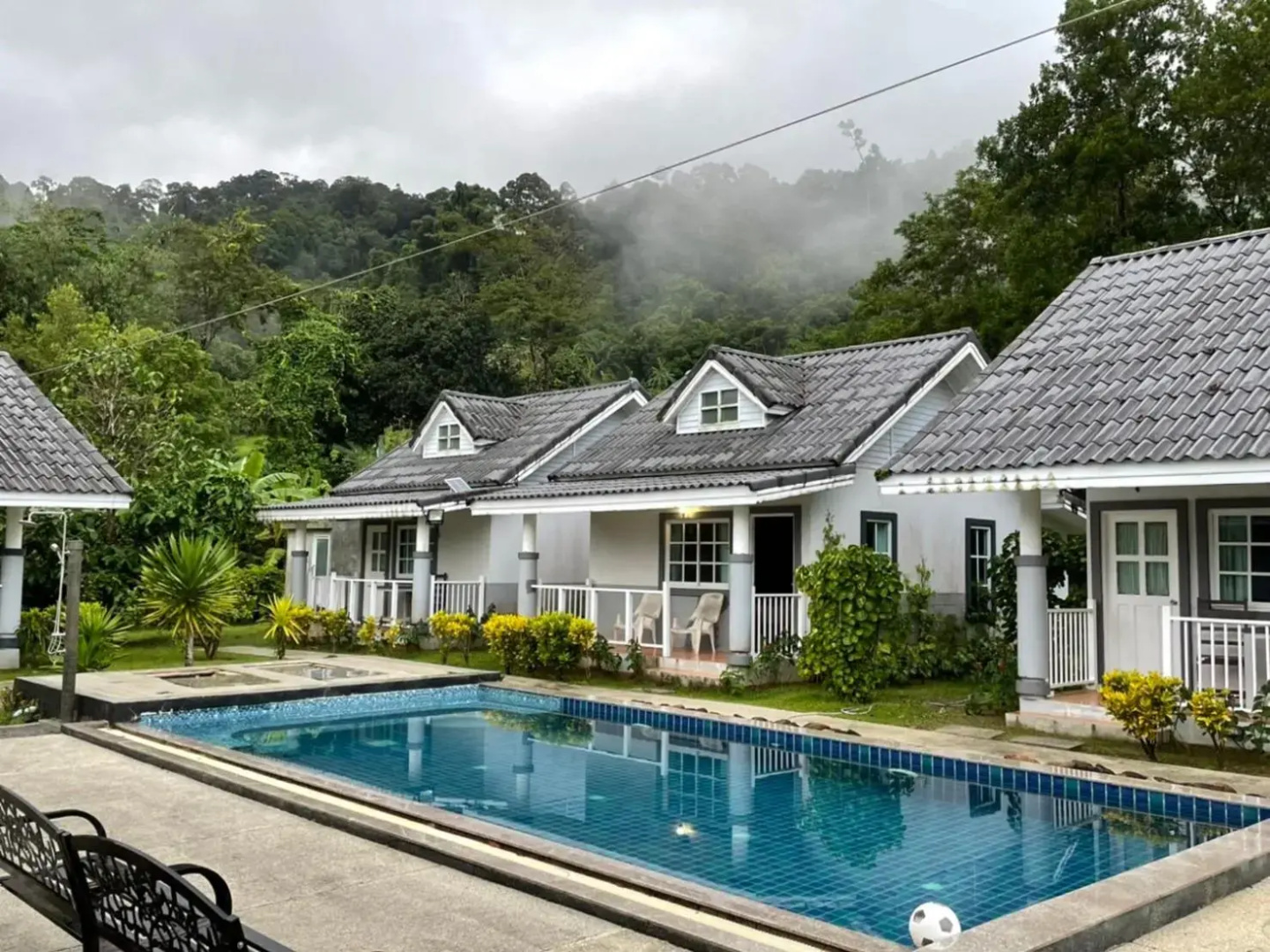 Suksompong Resort