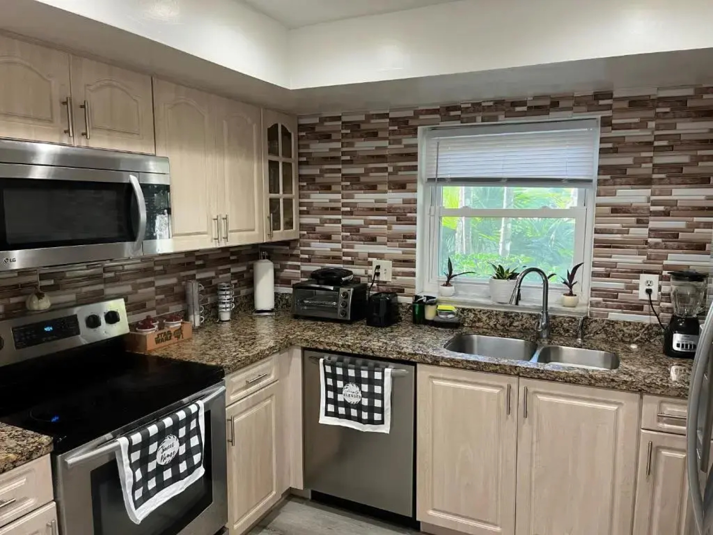 Luxurious & Spacious Townhouse in Prime Location