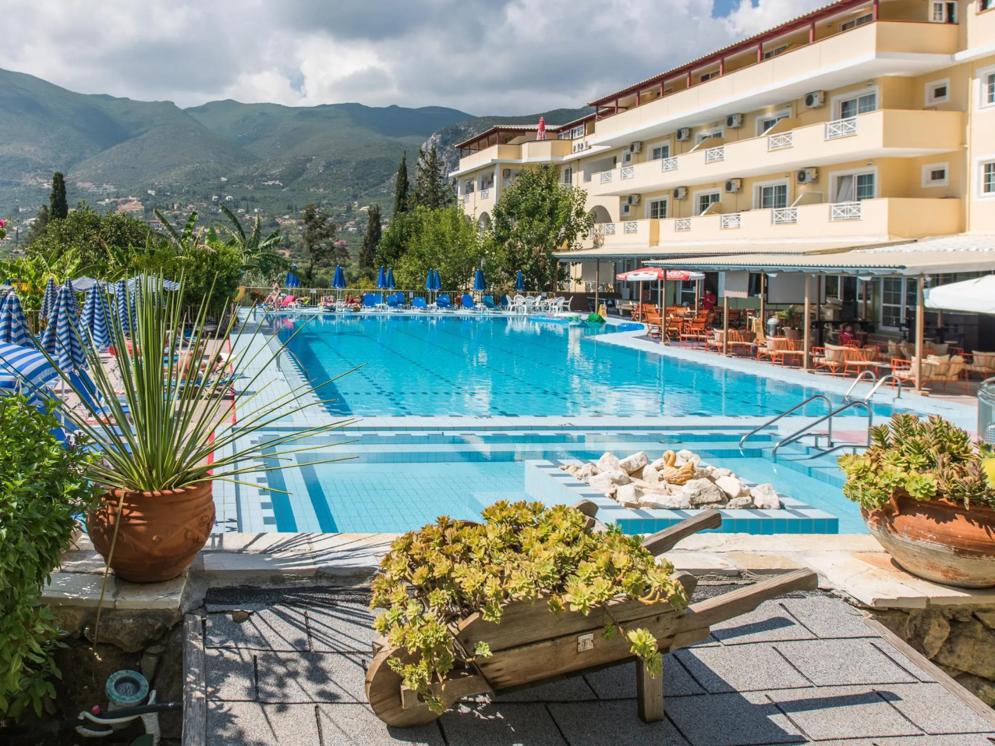 Koukounaria Hotel & Suites