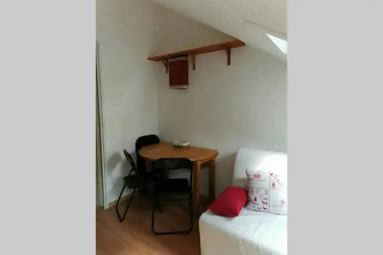 Studio mansardé 18 m2 climatisé avec piscine privée