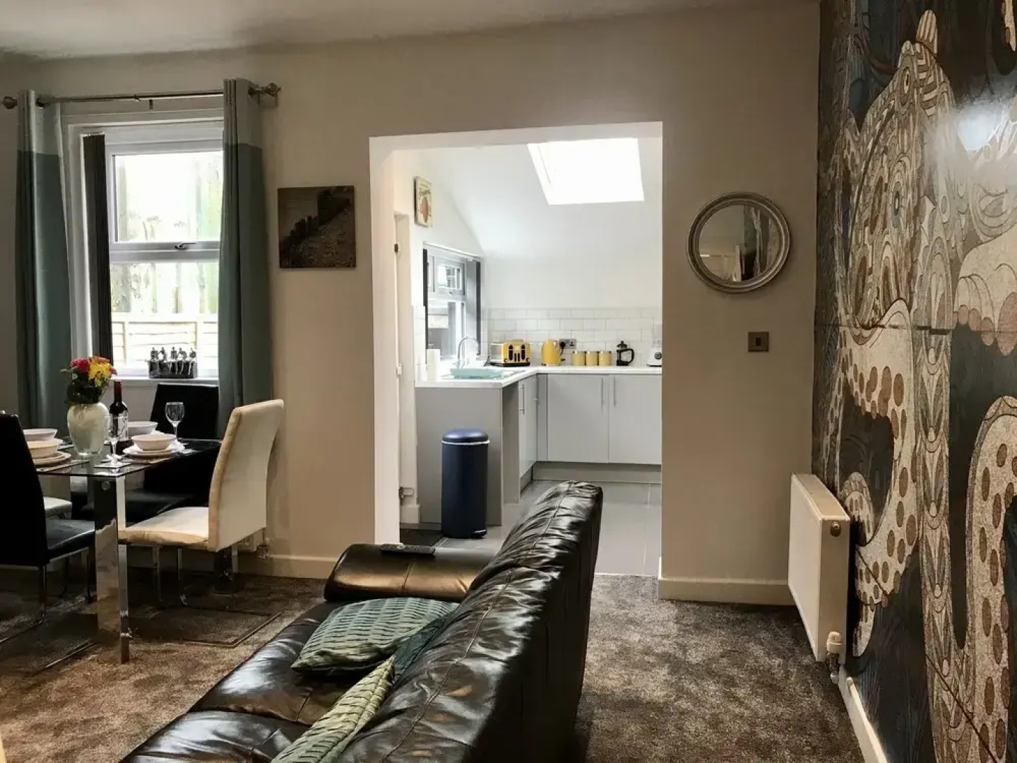 Stylish 3 Bedroom House Only 5 Mins From M6/m58