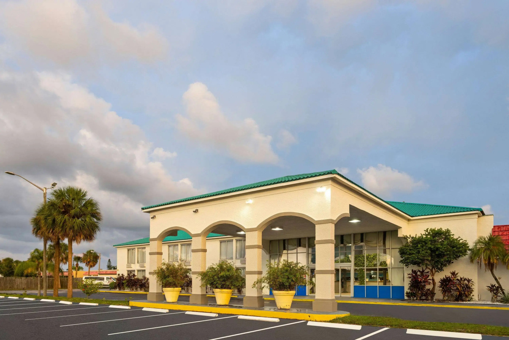 Days Inn & Suites by Wyndham Fort Pierce Midtown