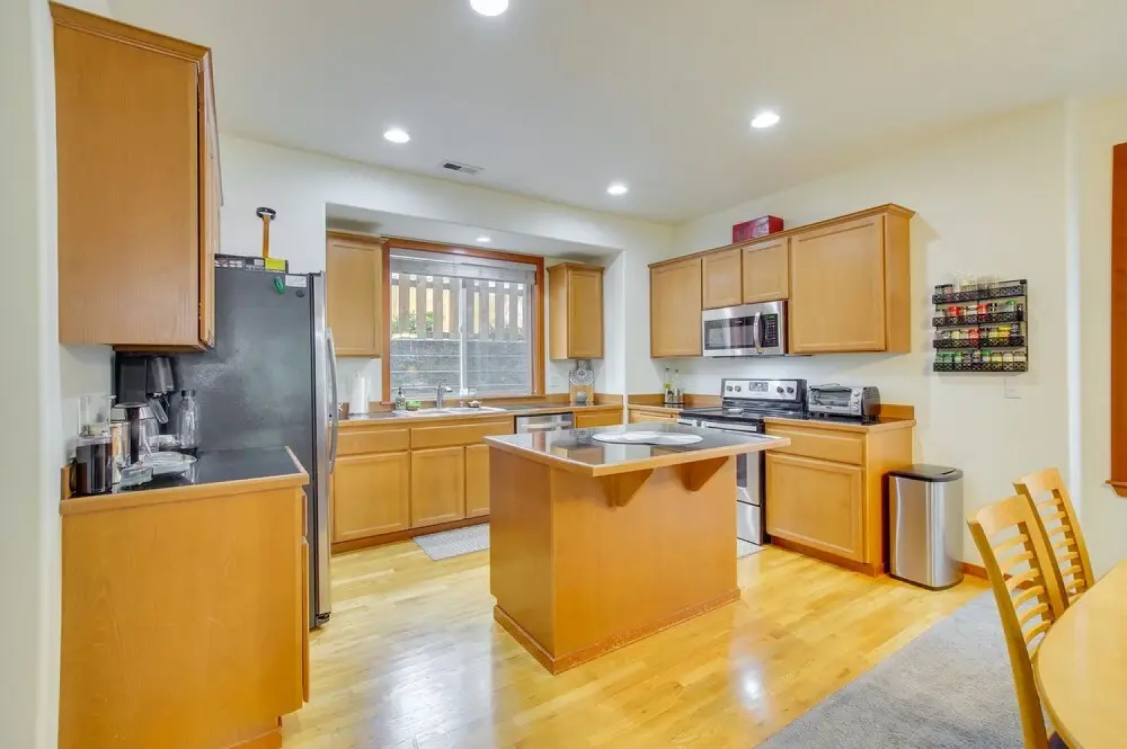 Wfh-friendly Townhome Rental Near Ferry in Everett