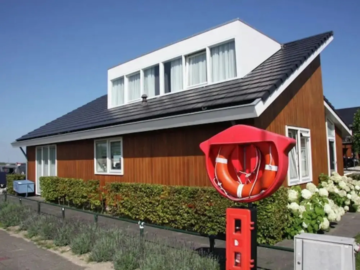 House by Uitgeestermeer With Garden