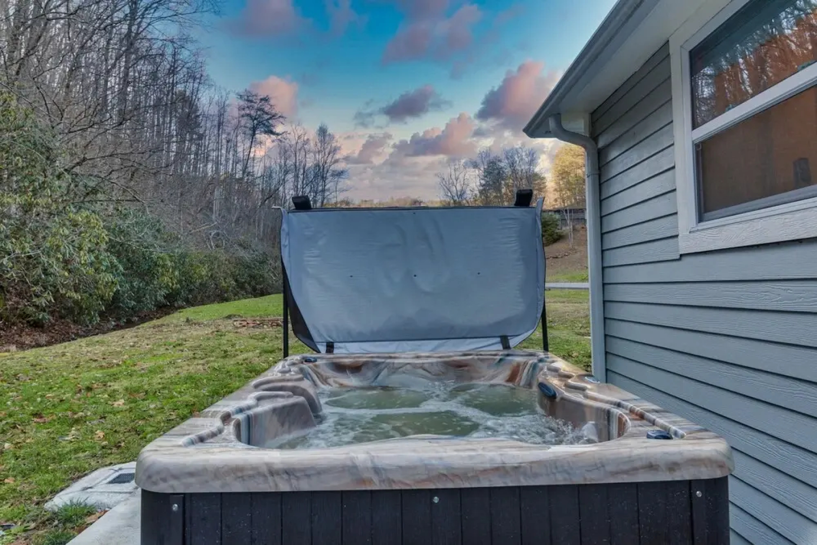 Mountain Modern Getaway Hot Tub and Arcade Games