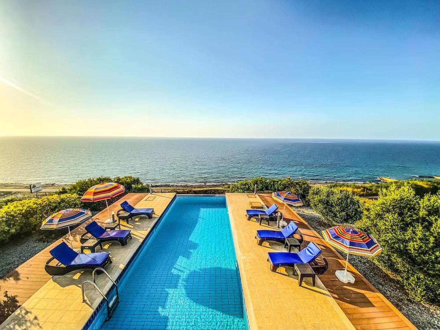 Sea Cliff villa, 4 beds, sleeps 2- 7, Free Wifi, Heated Pool option.