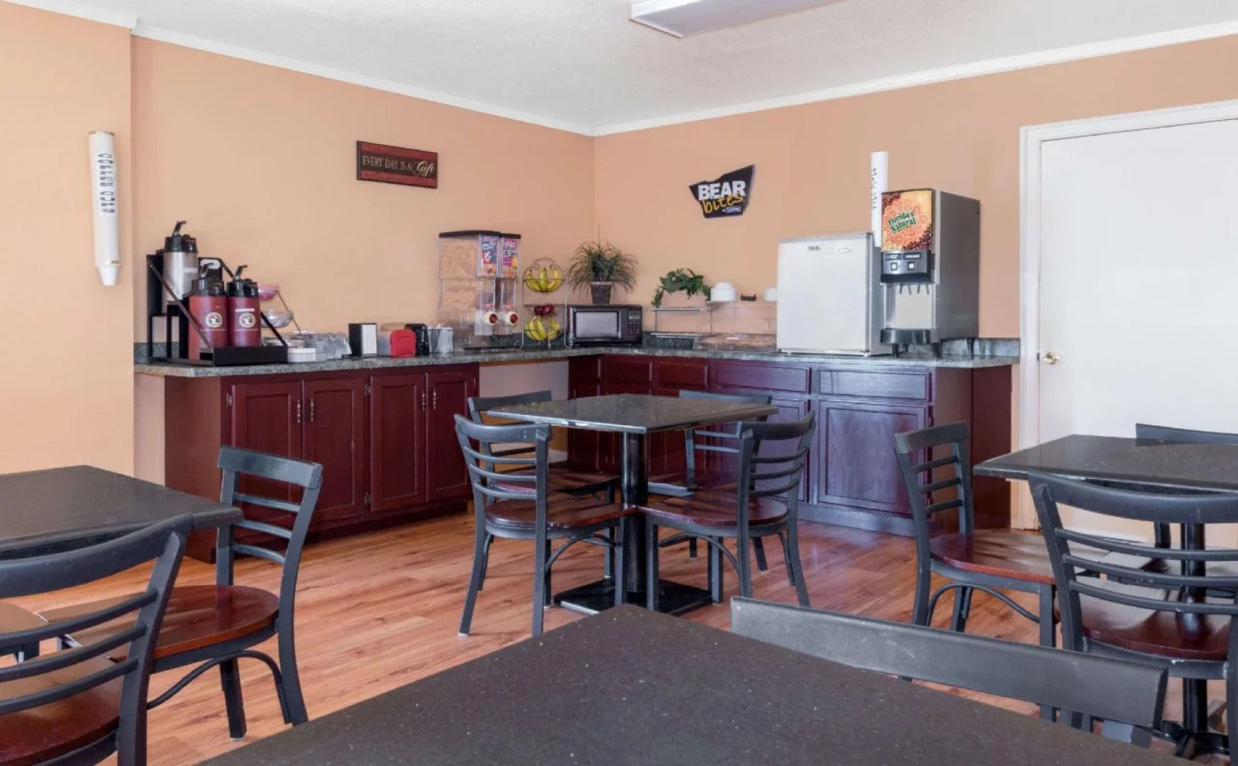 Silver Spur Vintage Inn & Suites