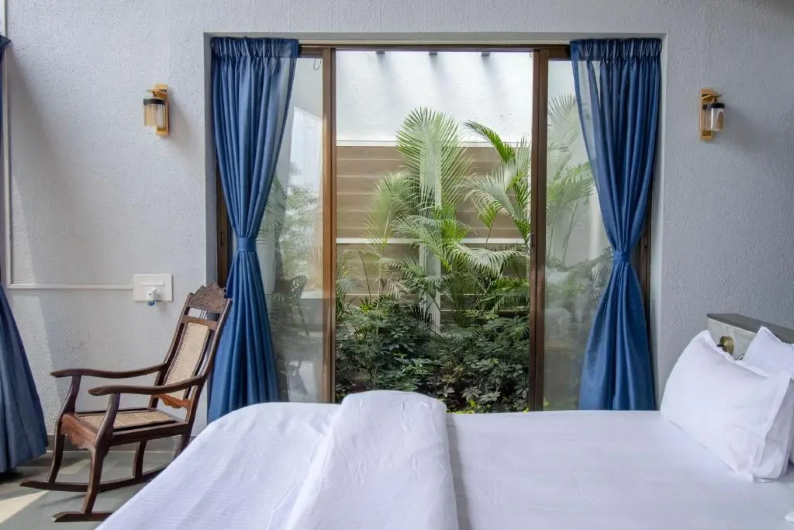 SaffronStays Solasta, Mulshi - Infinity Pool Villa with Mulshi DAM Views