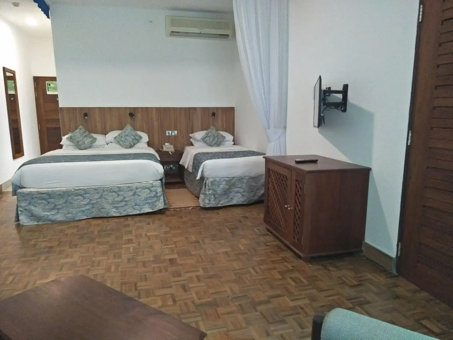 Travellers Beach Hotel & Club