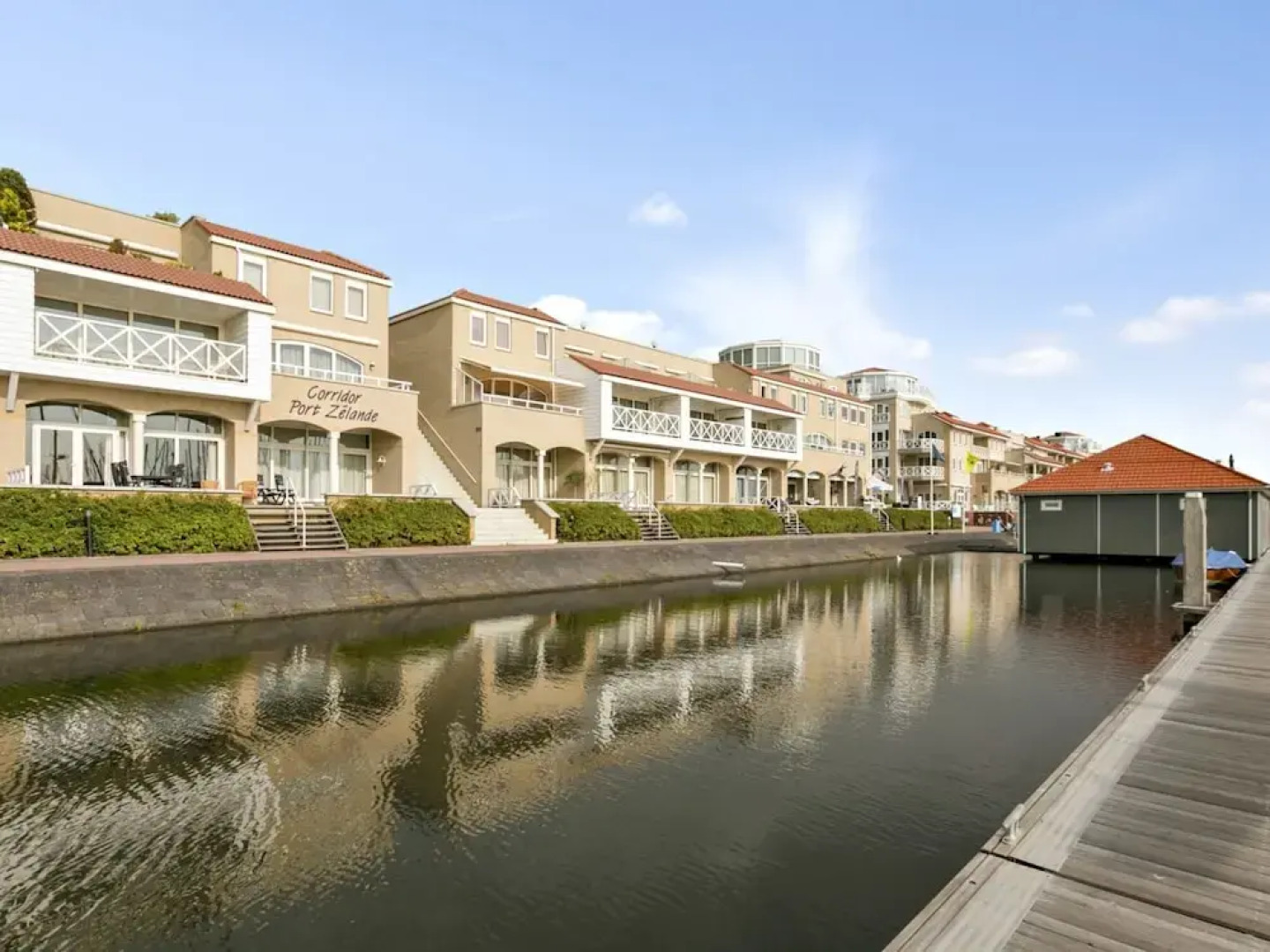 Spacious Luxury Apartment With Beautiful Views of the Marina