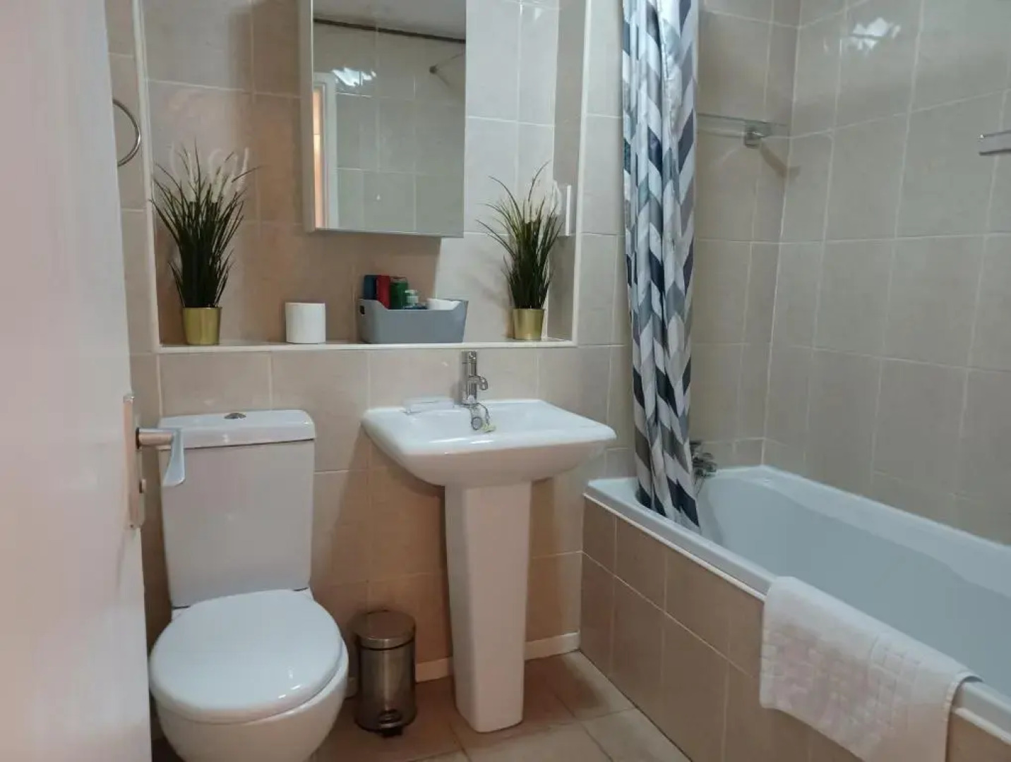 Huku Kwetu -The Maltings White Door-1st Floor-2 Bedroom Apartment -Self Catering-Quiet- Free Parking