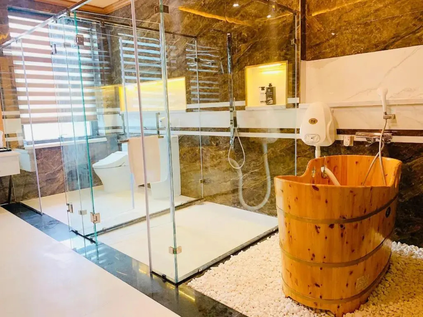 Diamond Hotel Van Đon