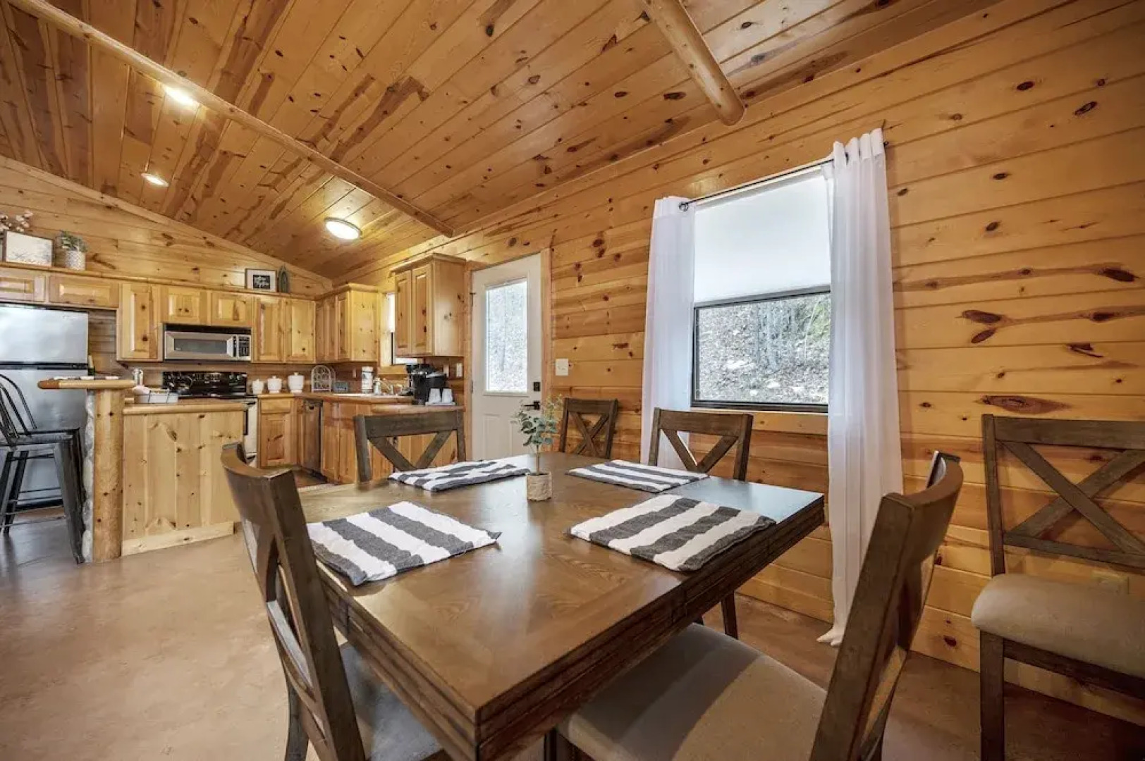 Creekside Casita Pet Friendly Unit With Wood Fireplace by Redawning