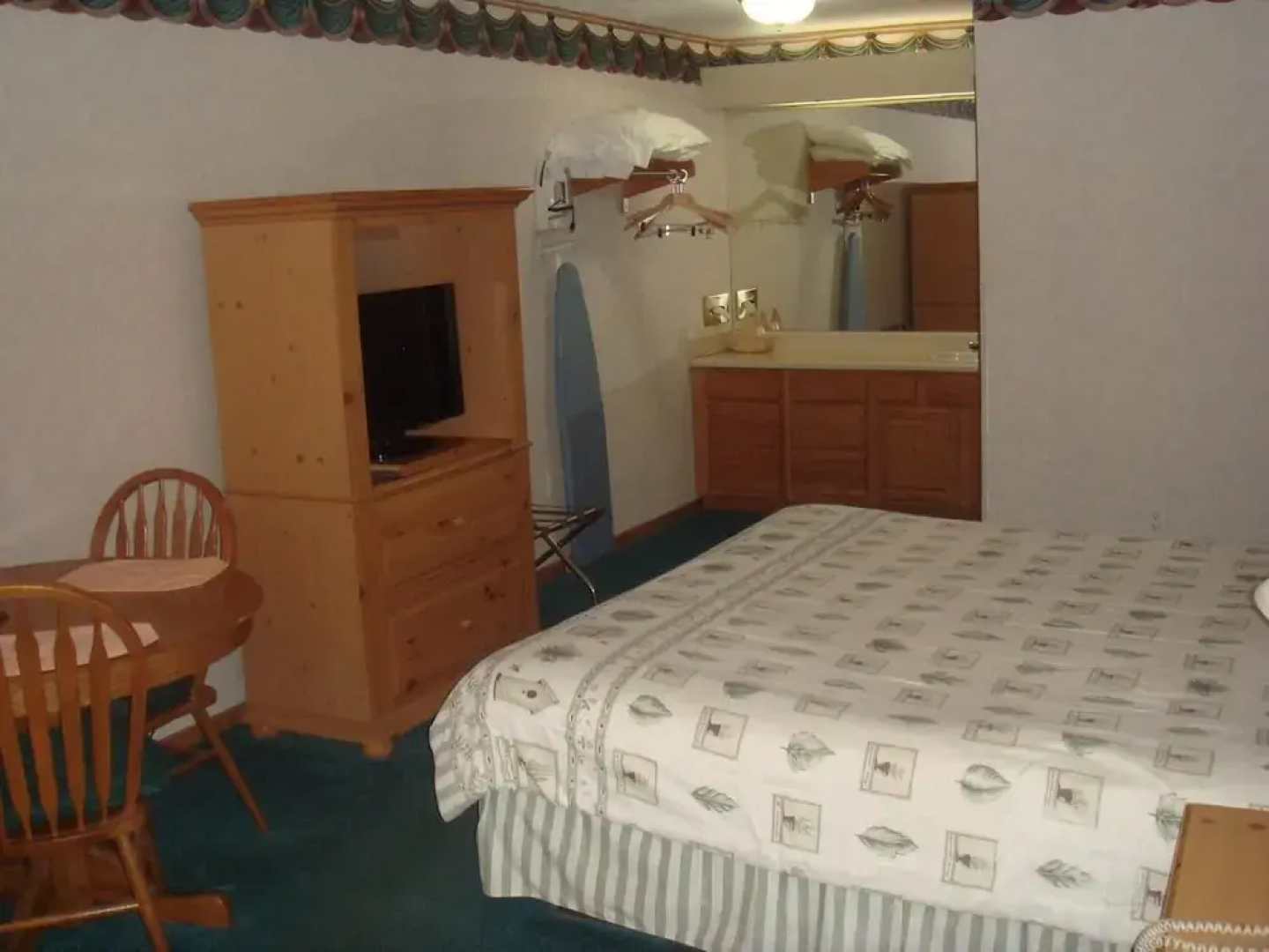 Townhouse Inn & Suites