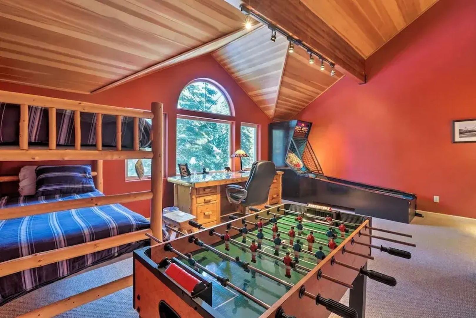 Large Home in Central Truckee With Private Hot Tub