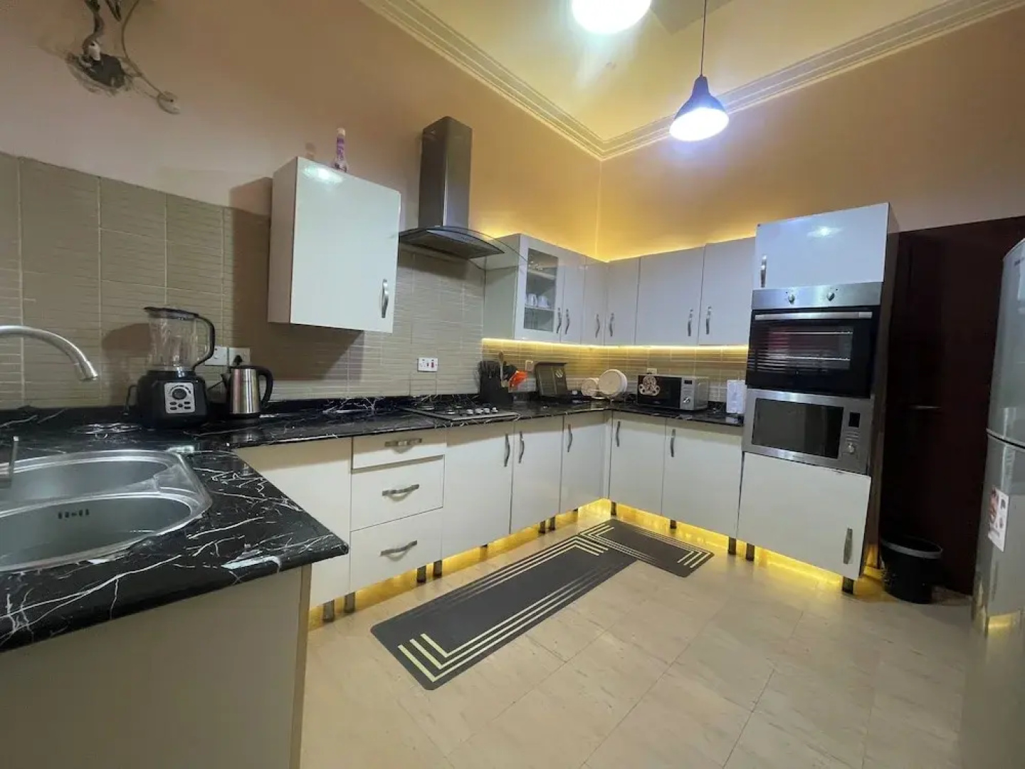 Luxury 4 BR Apt w Parking, Hot Tub, Magodo Estate