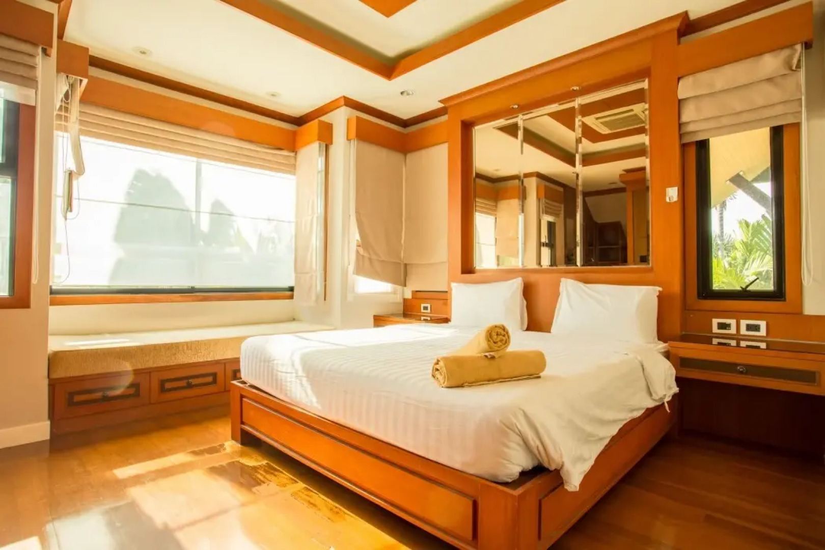 Dancenter Luxury Underwater World Pattaya