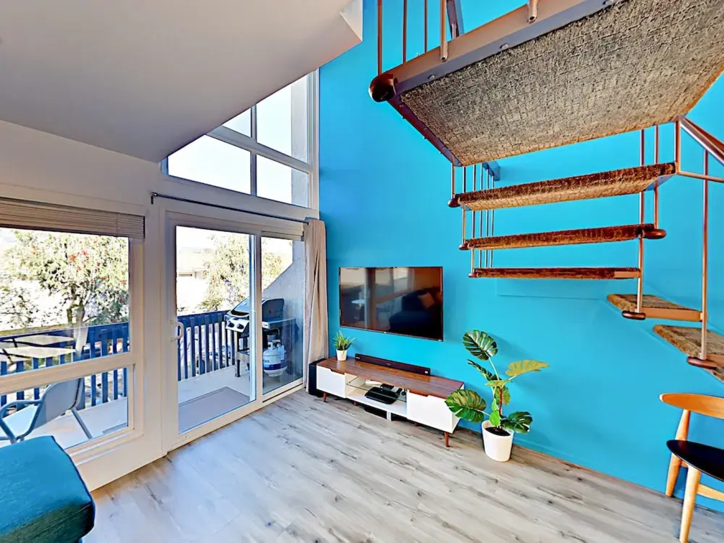 Modern Mountain-View Condo, 1 Block To Beach! Condo