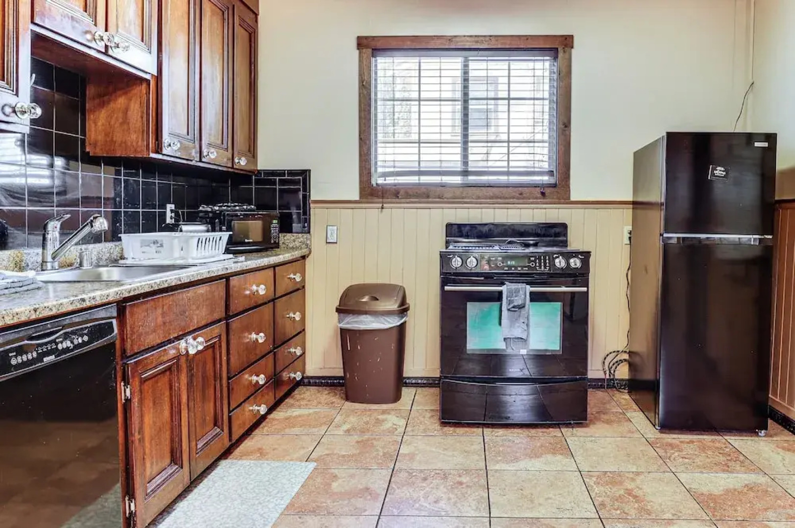 Watefront Getaway w/ Mtn Views & Dock in Clearlake