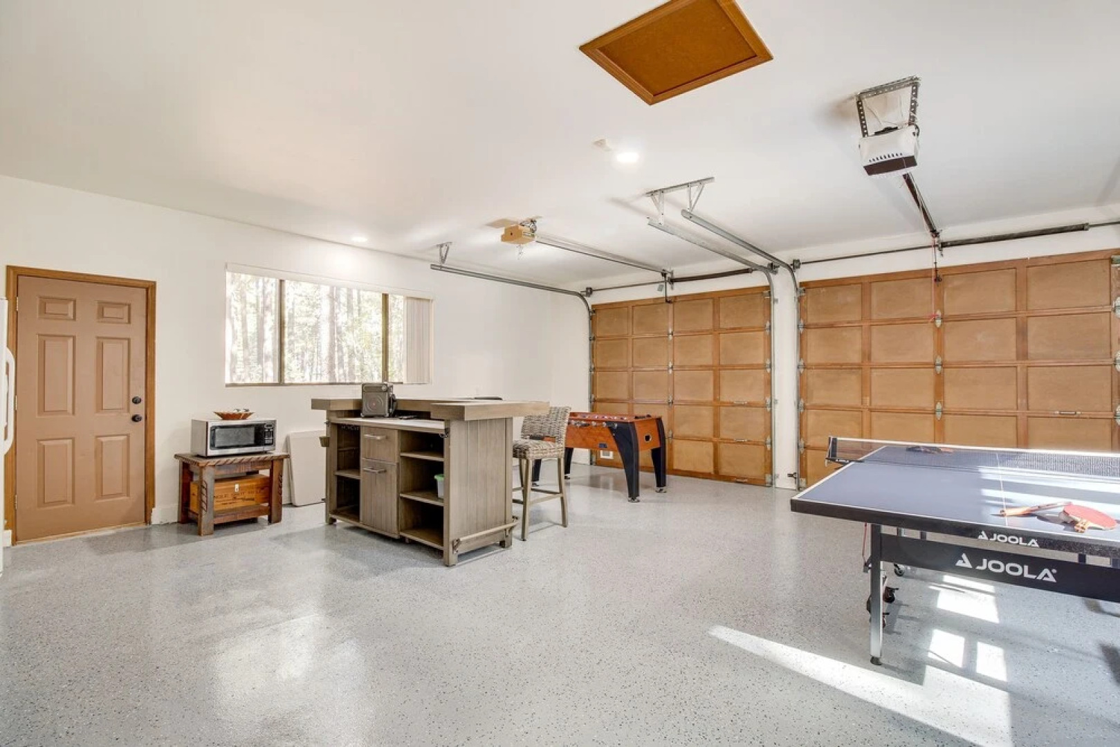 Pinetop Cabin w/ 2 Fireplaces & Hot Tub!