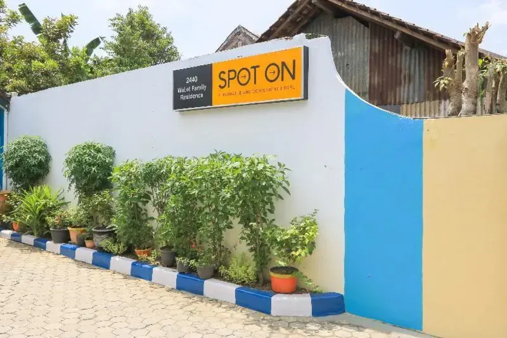 SPOT ON 2440 Wallet Family Residence