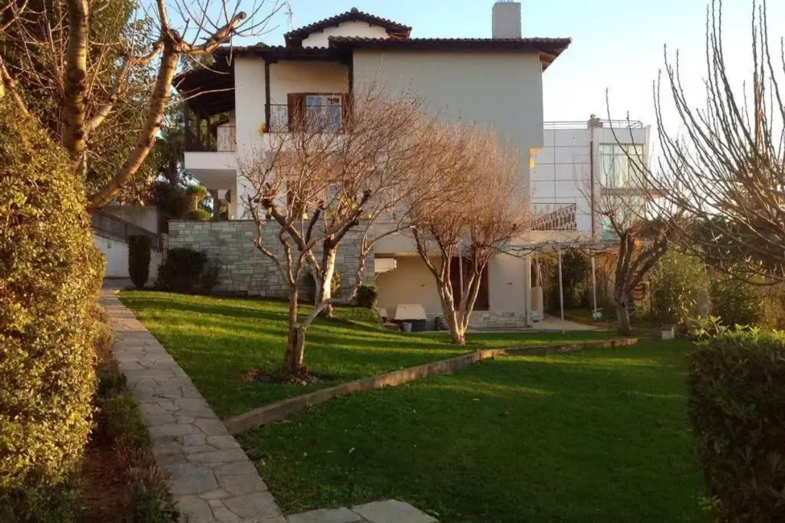 Traditional Apartment part of a Detached Villa on a luxurious Hill of Thessaloniki PANORAMA with a private garden with trees ,also available for Family and other gatherings and Kid's parties - under 13 , for less than 20 people alltogether