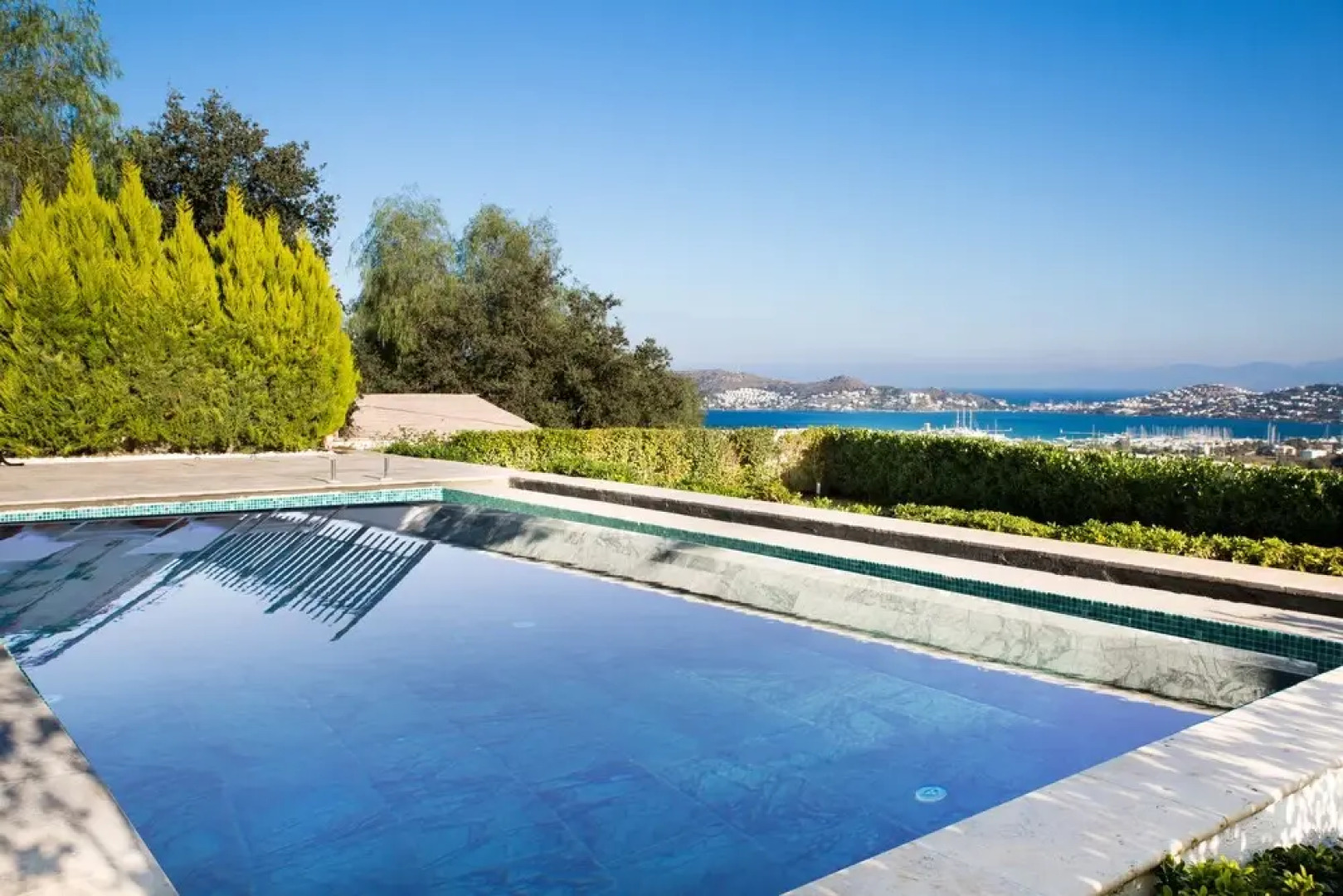 Important Group Villa Prestige