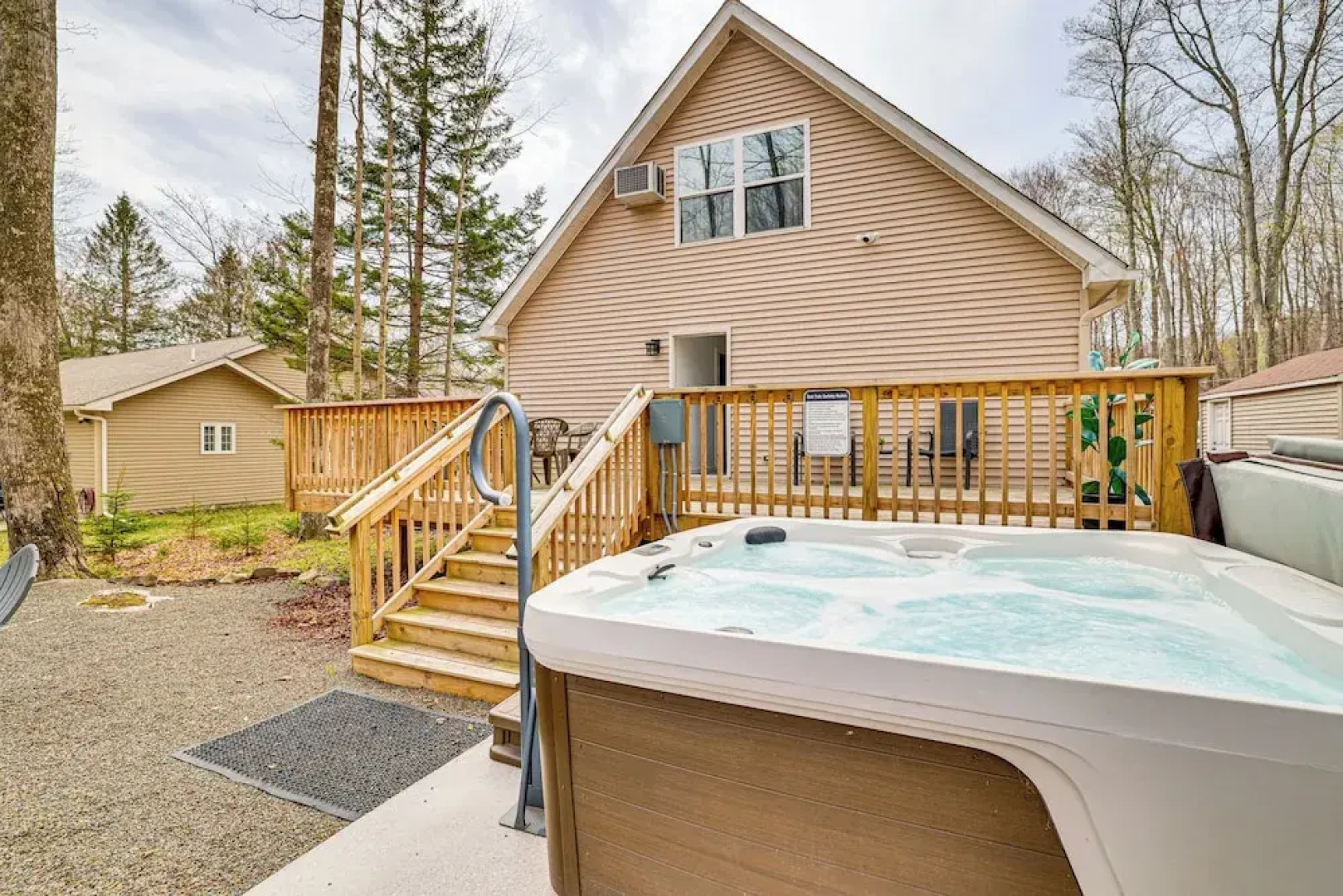 Hot Tub + Decks: Tree-lined Retreat in Pocono Lake