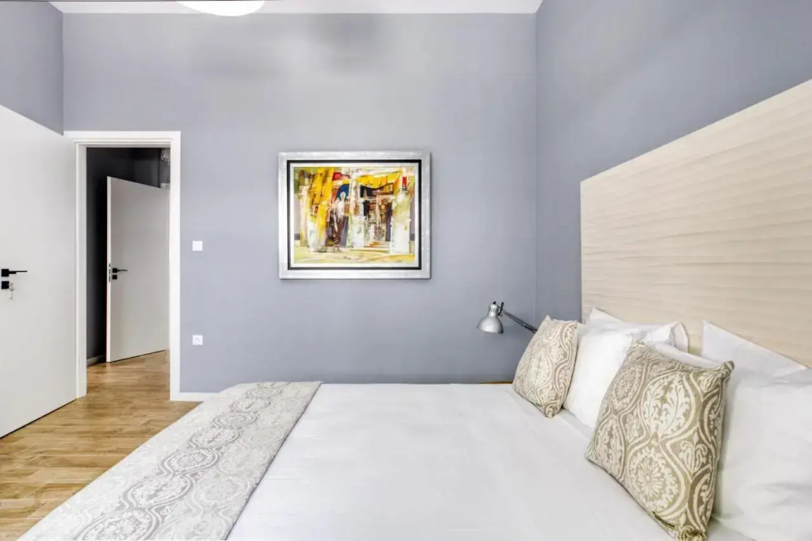 Spacious flat with courtyard and private parking!