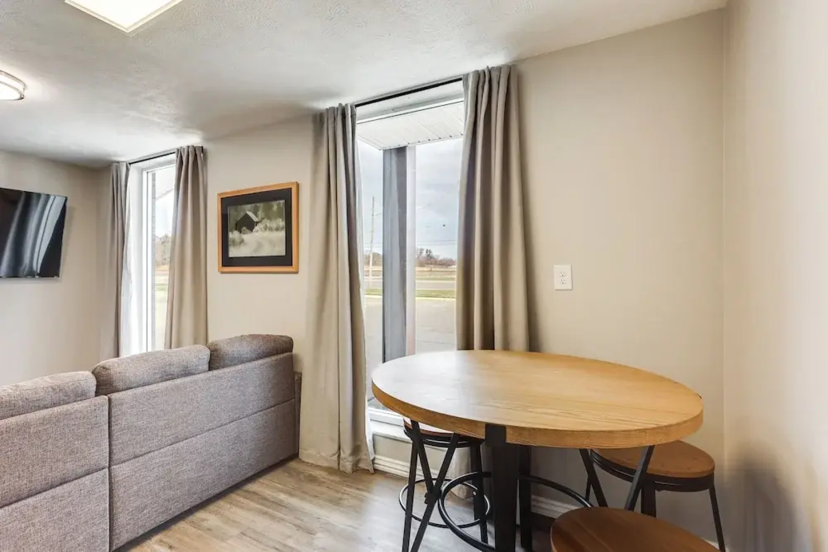 < 1 Mi to Oakland City University: Cozy Apartment