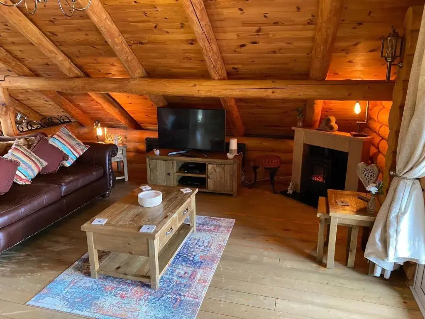 Woodpecker Log Cabin with hot tub, pizza oven bbq entertainment area, lakeside with private fishing peg situated at Tattershall Lakes