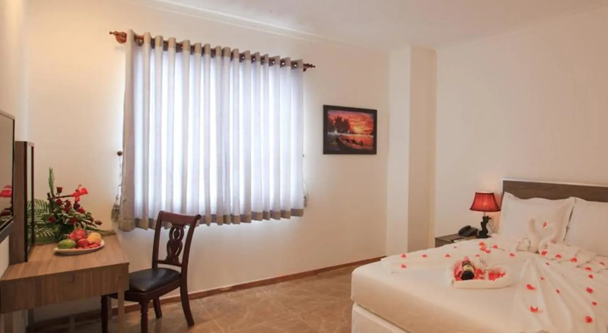 Den Long Do Hotel & Restaurant