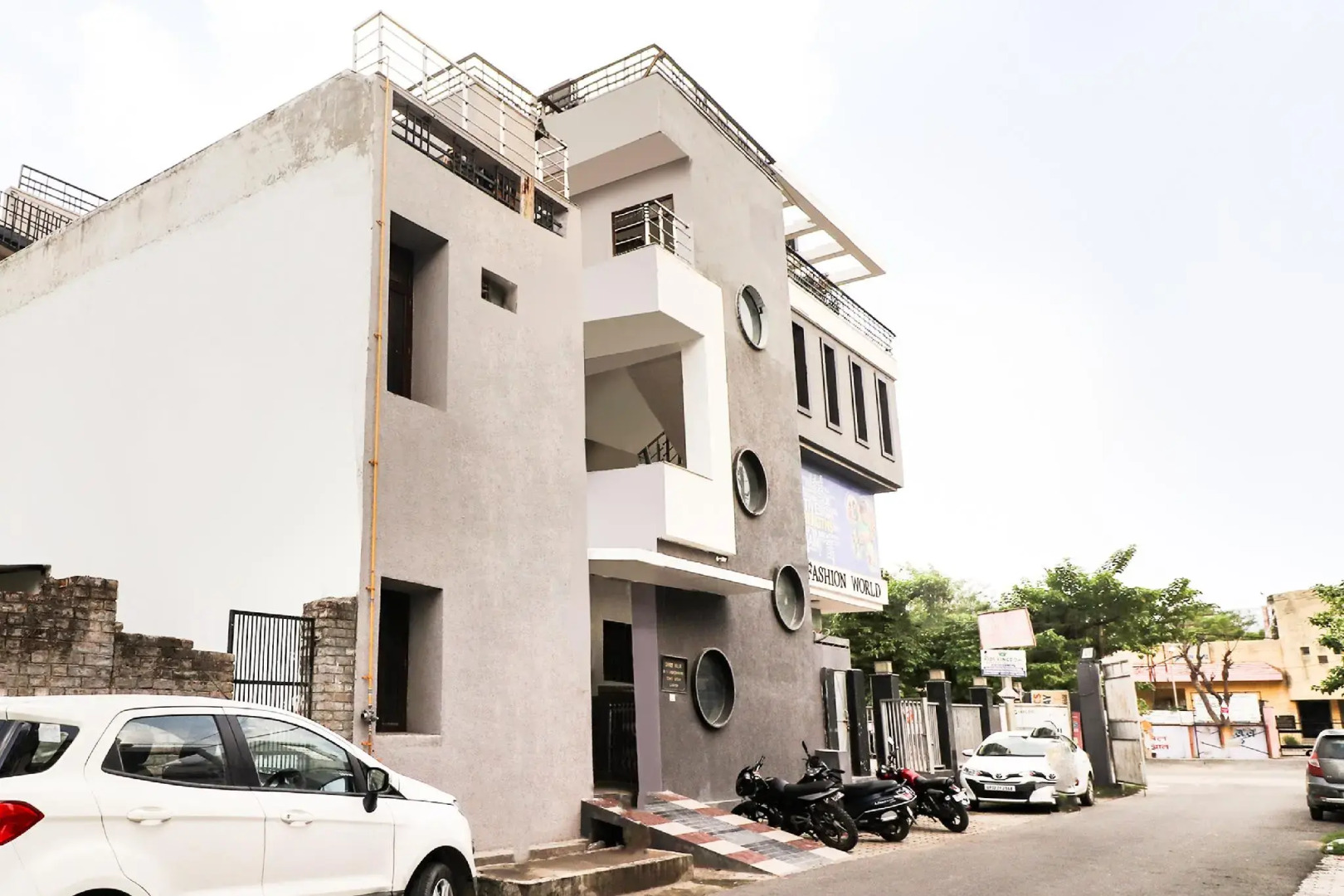 Capital O 45263 Gomti Hospitality