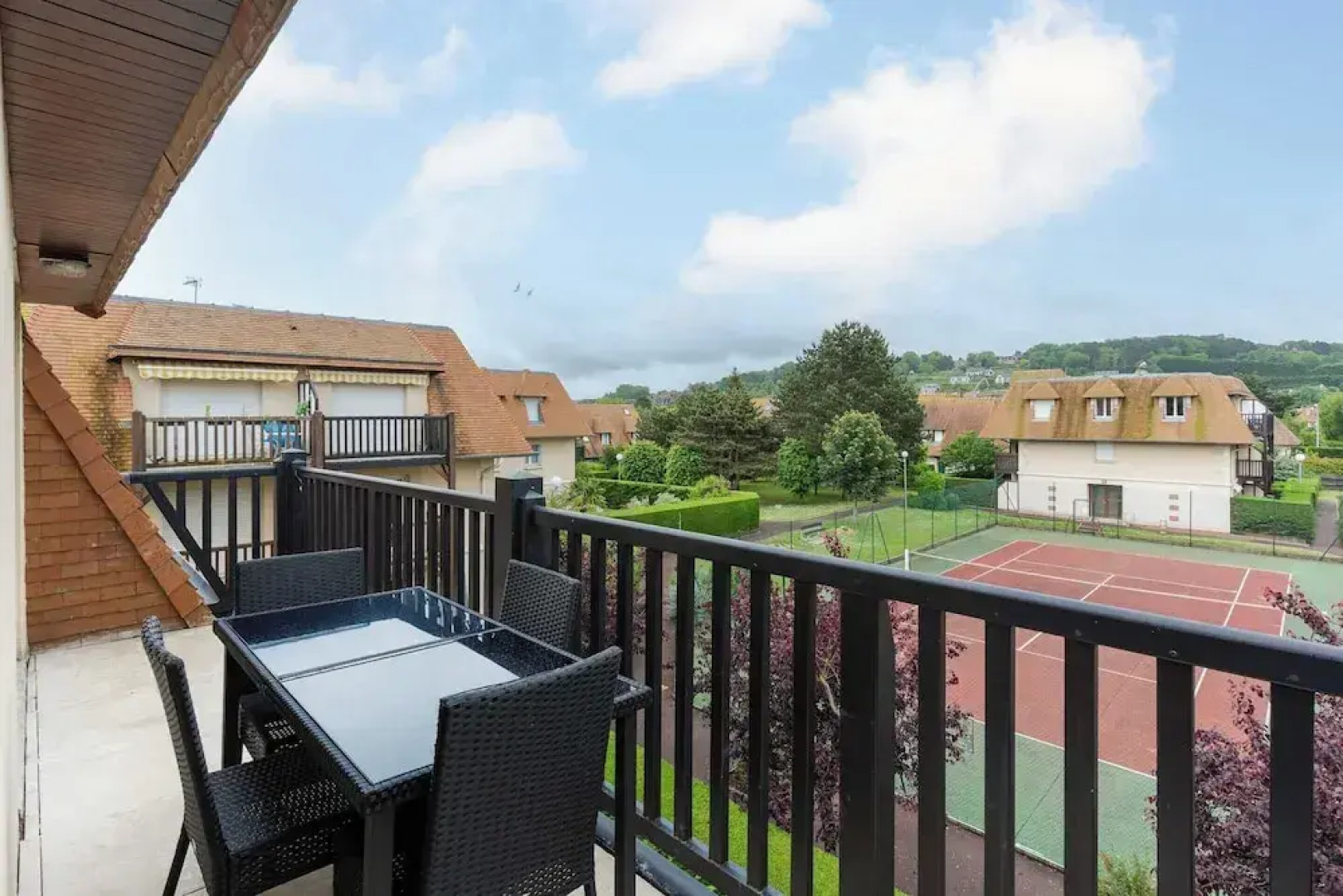 Renovated Apartment Sleeping 6 - Pool and Tennis