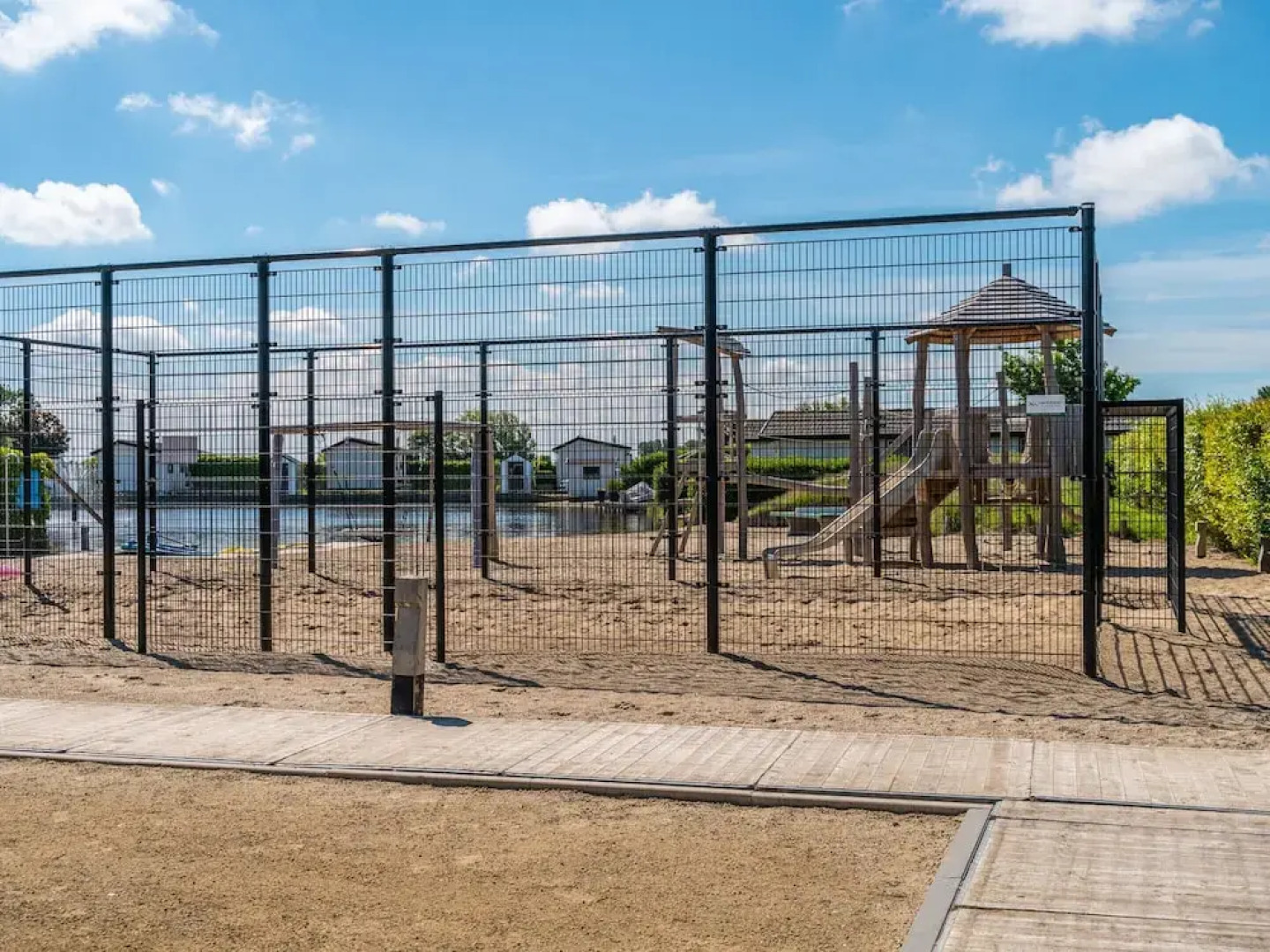 Comfortable Chalet sea at 3.5 km, in Egmond