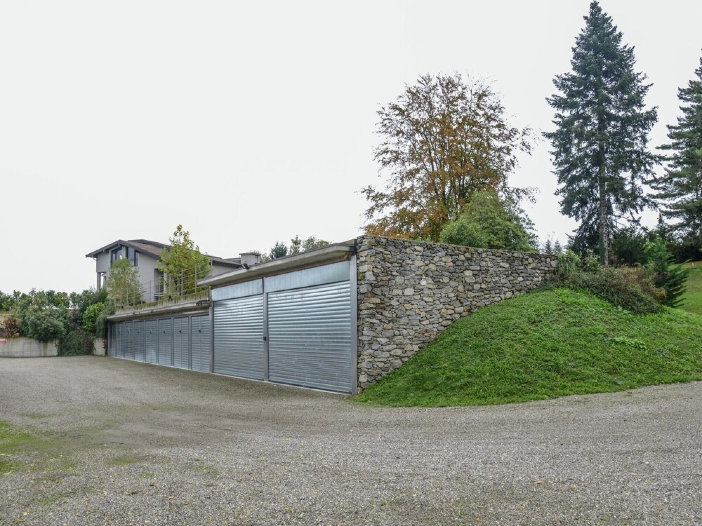 Lakeside Flat With Swimming Pool and air Conditioning