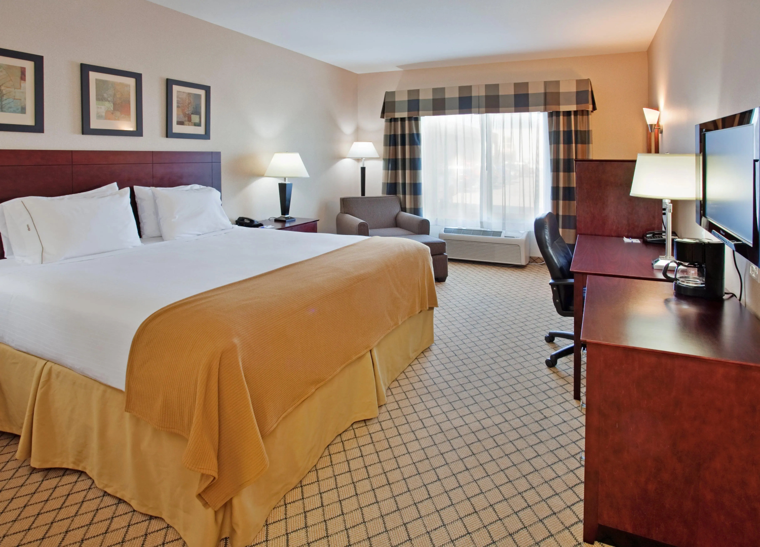 Holiday Inn Express & Suites Wichita Airport by IHG