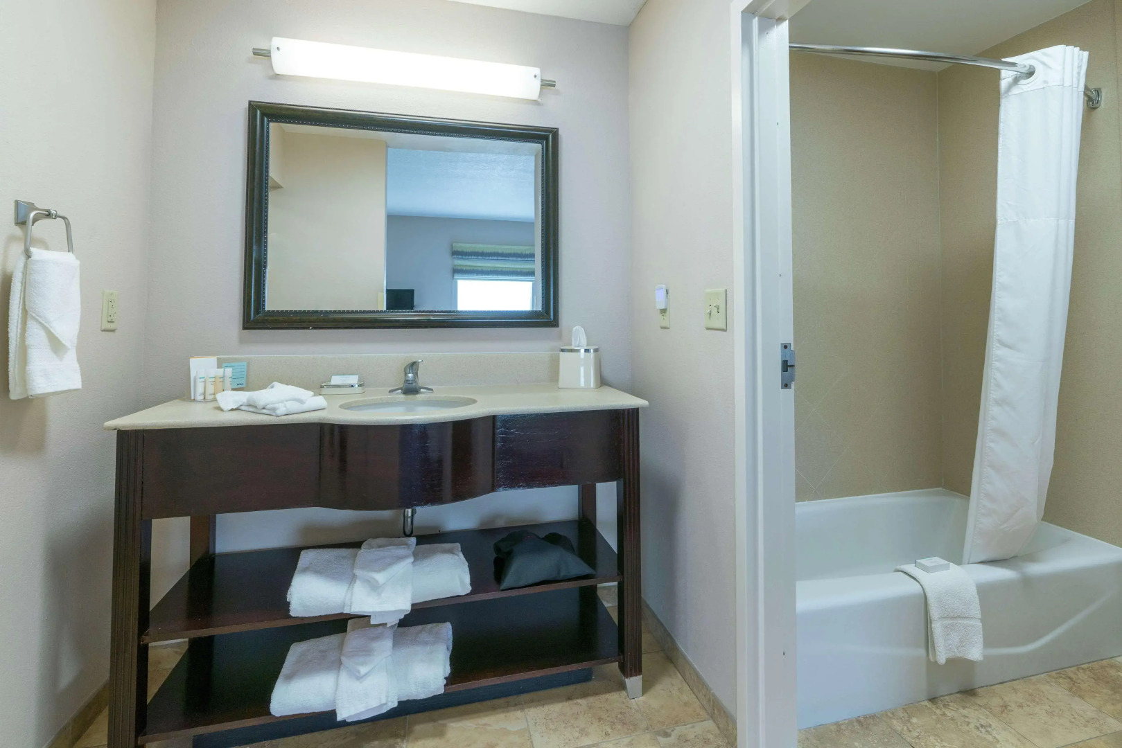 Отель Hampton Inn & Suites Lake City