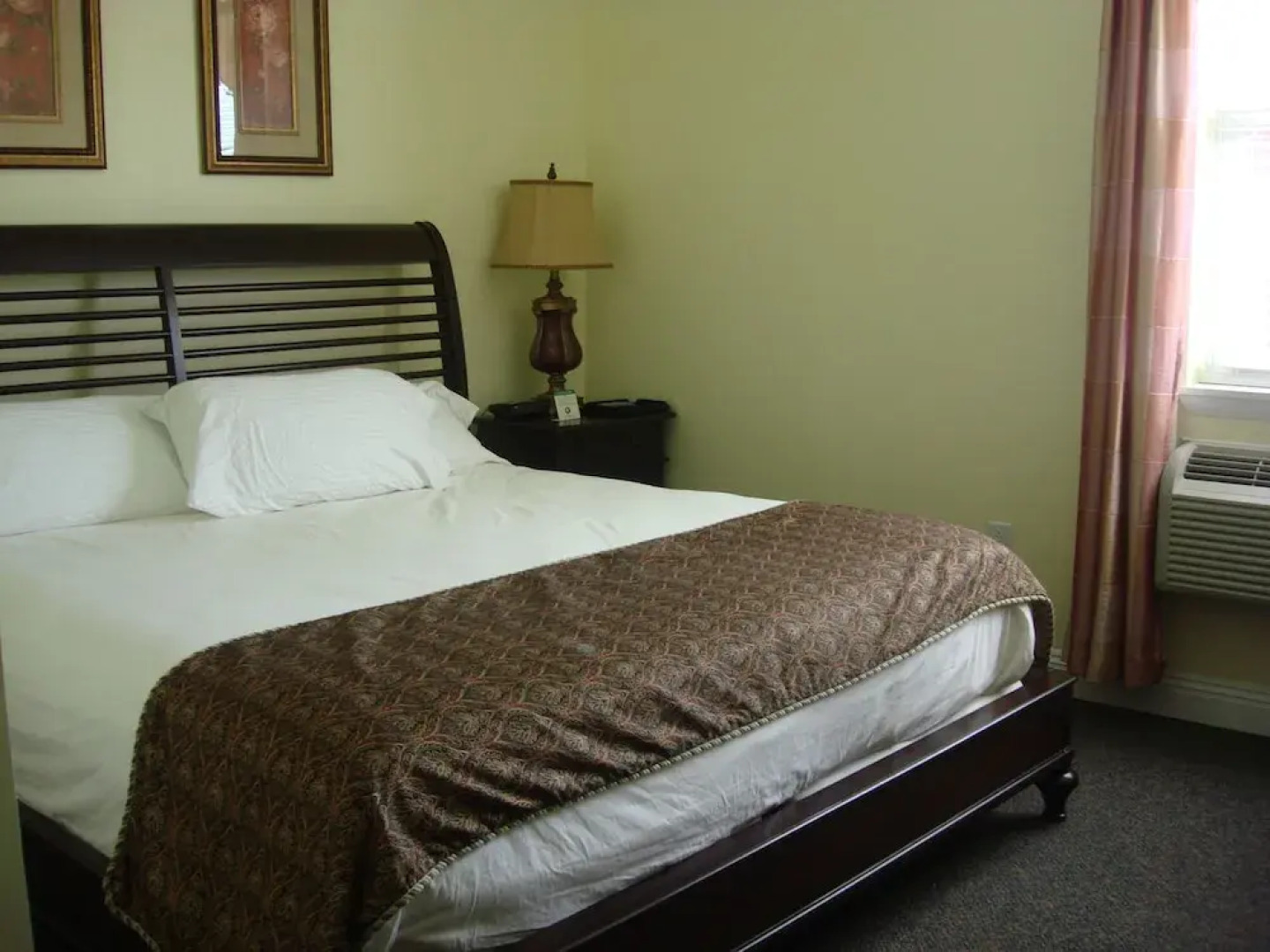 The City Hotel Bar & Grill